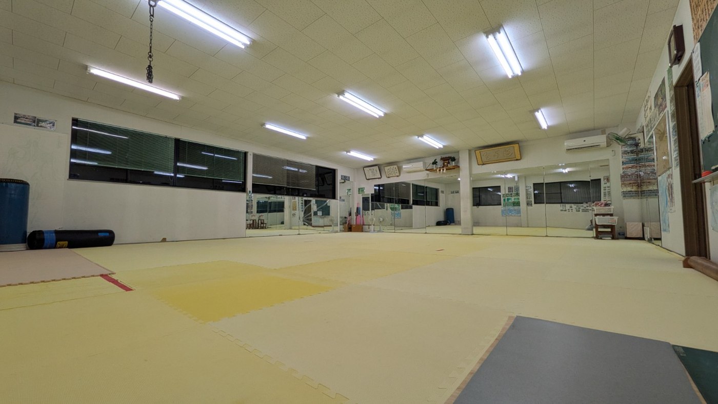 ボストンスポーツ2階の本部道場。マットを敷いた稽古場と壁面の鏡